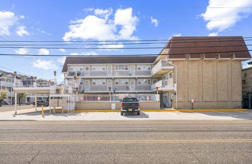 Wildwood Condo | Wildwood 1 BDR Condo, Pool, AC, Wi-Fi, Parking, Sleeps 4. Walk to Everything!