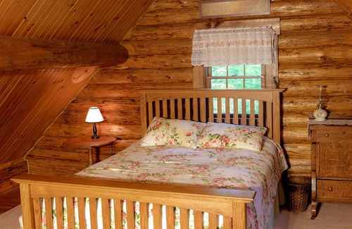 New Philadelphia Cabin | Wildwood Hill Cabin. Secluded in Woods. Hot Tub