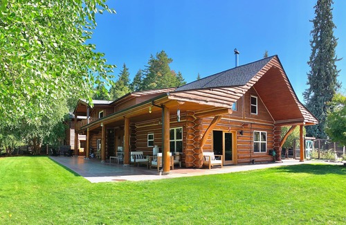 White Salmon House | Wildwood Mountain Modern Log Cabin- 3 Acres, Garage Game Room, Shuffleboard