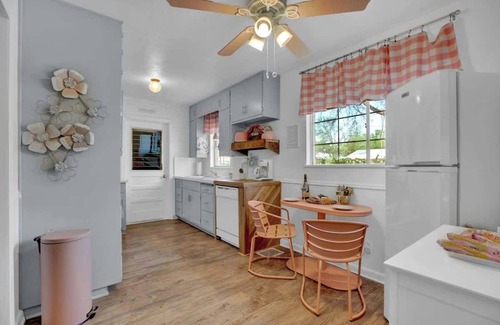 Fredericksburg House | Willkommen to Pink Haus 1 Mile to Main Street!