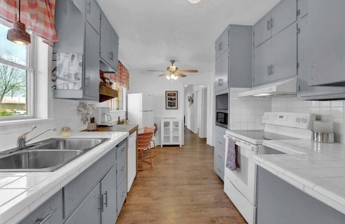 Fredericksburg House | Willkommen to Pink Haus 1 Mile to Main Street!