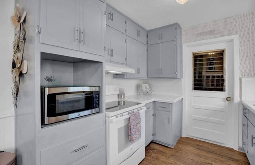 Fredericksburg House | Willkommen to Pink Haus 1 Mile to Main Street!