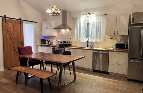 Georgina Cottage | Willow Beach Renovated Cottage Retreat. Pet-Friendly!