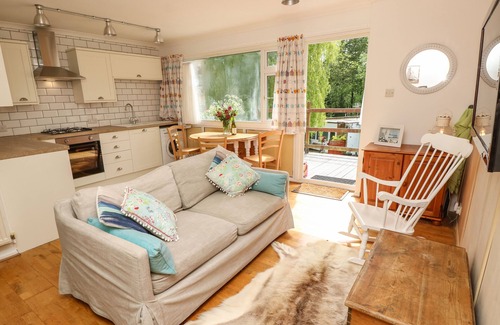 Cowes Cottage | WILLOW CABIN, family friendly, with a garden in Cowes