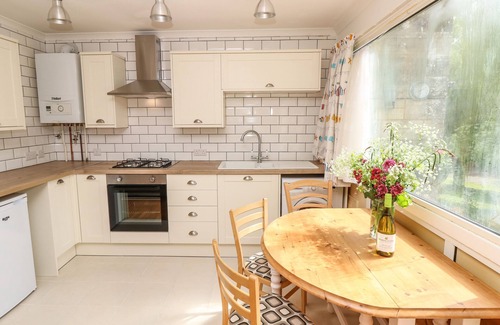 Cowes Cottage | WILLOW CABIN, family friendly, with a garden in Cowes