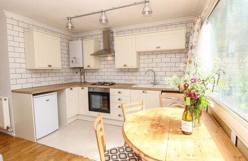 Cowes Cottage | WILLOW CABIN, family friendly, with a garden in Cowes