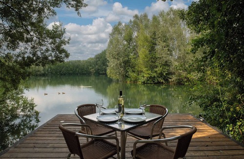 South Cerney Cottage | Willow | Glass Lake Retreat with Hot Tub for Two