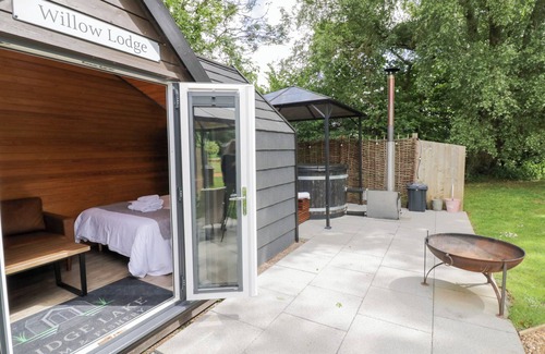 Middleton Cheney Cottage | WILLOW LODGE AT BRIDGE LAKE FARM & FISHERY, romantic in Chacombe