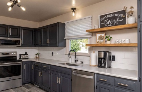 Witmer House | Willowdale Cottage * Hot Tub * Close to Attractions