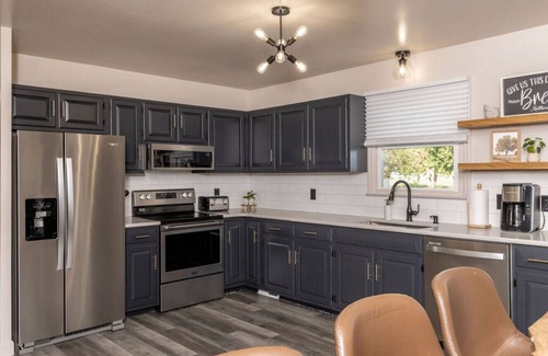 Witmer House | Willowdale Cottage * Hot Tub * Close to Attractions