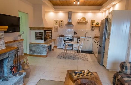 Karpenisi House | Willows Lodge