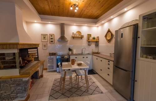 Karpenisi House | Willows Lodge