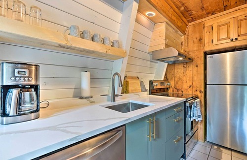 Wilmington Cabin | Wilmington Chalet w/Hot Tub < 8 Mi to Mount Snow!
