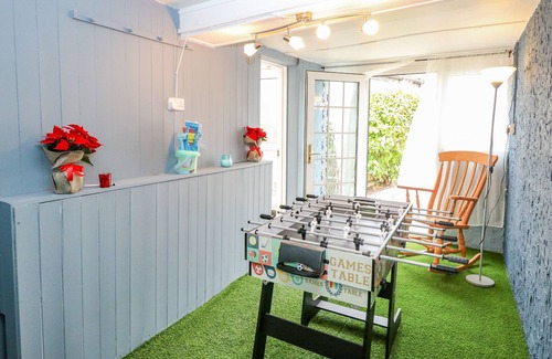 Caister-on-Sea Cottage | WILROSE COTTAGE, pet friendly, with open fire in Caister-On-Sea