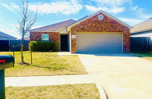 Oklahoma City House | Wilshire Ranch Bliss Bunk- Cozy & Convenient Oklahoma City Bunk house sleeps 11