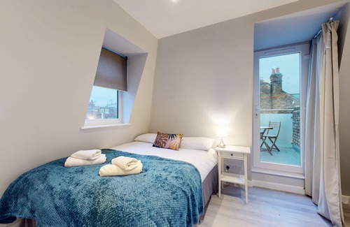 Southfields Apartment | Wimbledon Loft Apartment with roof terrace