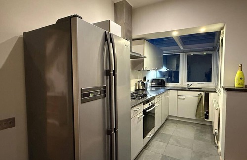 Hillside Apartment | Wimbledon retreat near village & park