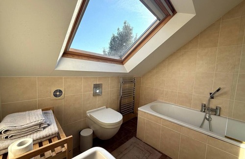 Hillside Apartment | Wimbledon retreat near village & park