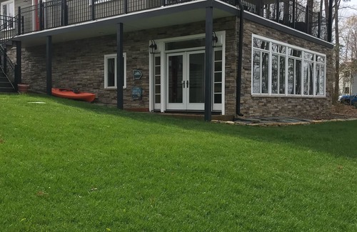 Bracey House | Wind down! Fun For 11, Pets, Pool table & air hockey,Foosball, WIFI, & Pboat!