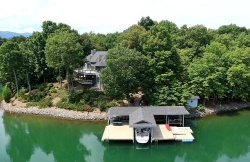 Huddleston House | Wind Family Estate-7000sq feet with 7 flex rooms!