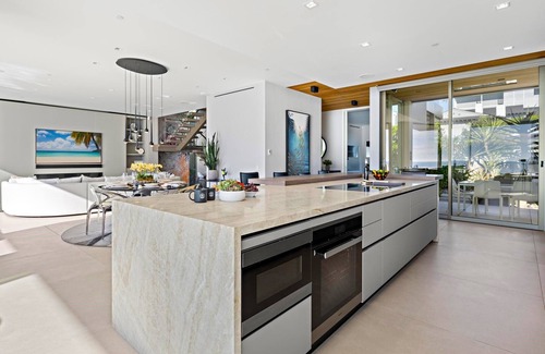 Beach Barber Tract House | Windansea Luxury Pool Rooftop Views