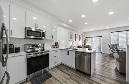 Southwest Edmonton House | Windermere Aura Retreat | 3BR, 4 Beds, AC, Garage & Pets Welcome