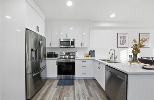 Southwest Edmonton House | Windermere Aura Retreat | 3BR, 4 Beds, AC, Garage & Pets Welcome