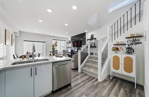 Southwest Edmonton House | Windermere Aura Retreat | 3BR, 4 Beds, AC, Garage & Pets Welcome