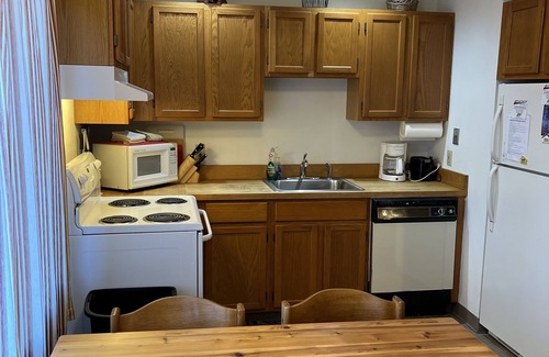 Windham House | Windham Mtn! 2BR/2B, Sleeps 6-8. Wi-Fi. Ski, Fine Dining, Hike, Antiquing, More!