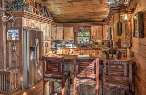 Cherry Log Cabin | Winding Log Ridge- Pet Friendly | Screened Porch | 11 miles from Downtown