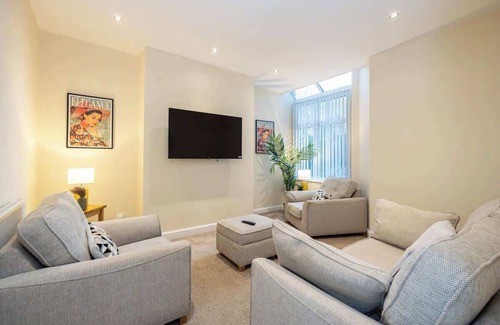 Reddish House | Windmill House Summar