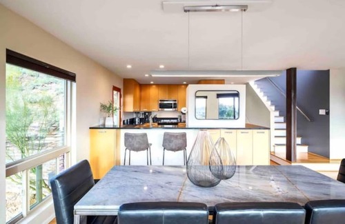 North Mountain House | “Windmill House” -Mountain/City views, super close to great hiking trails