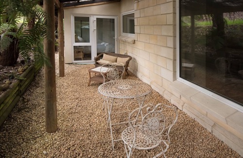 Mount Dandenong House | Windmill lodge: Private rainforest with river