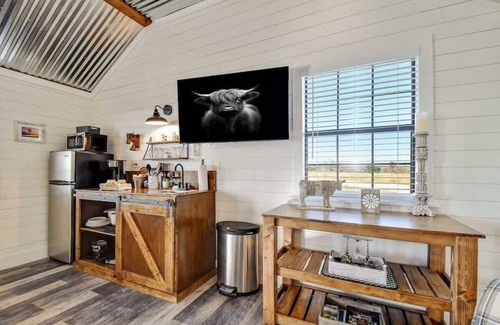 Fredericksburg House | Windmill Meadows Cottages-Firepit-Hill Country