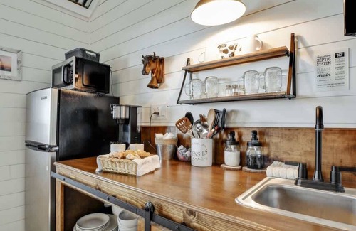 Fredericksburg House | Windmill Meadows Cottages-Firepit-Hill Country