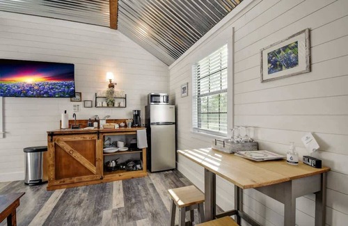 Fredericksburg House | Windmill Meadows Cottages-Firepit-Hill Country