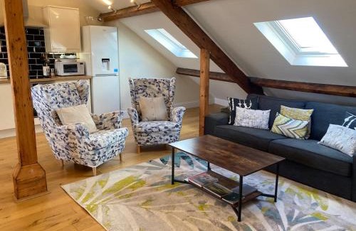 Stroud Apartment | Windows over Stroud - 2BR Penthouse in Historic Building