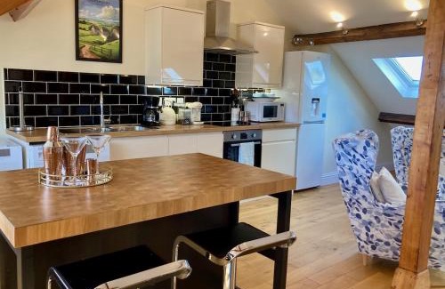 Stroud Apartment | Windows over Stroud - 2BR Penthouse in Historic Building