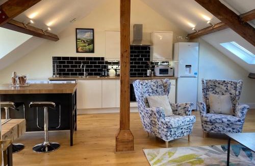Stroud Apartment | Windows over Stroud - 2BR Penthouse in Historic Building