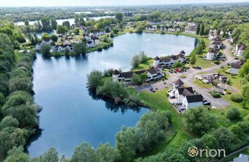 South Cerney House | Windrush Lake 89, Lodge View - P