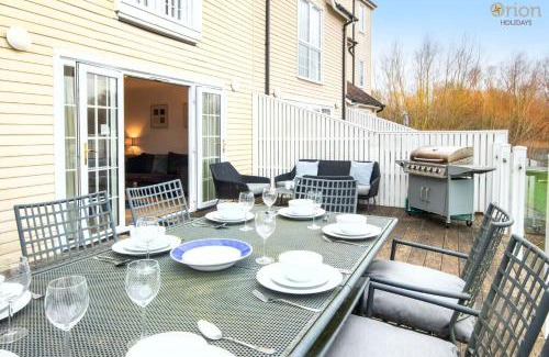 South Cerney House | Windrush Lake 89, Lodge View - P
