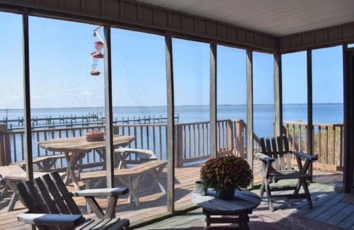 Chincoteague House | Windrush-Water's Edge, Steps Away from the Bay