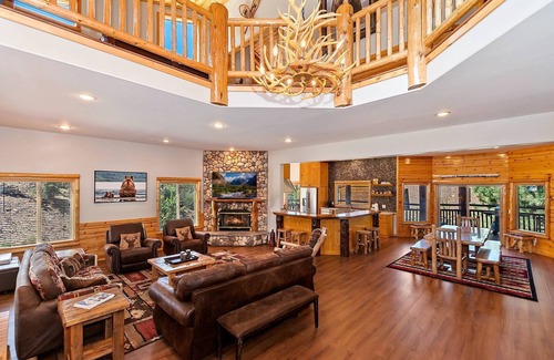 Castle Glen Estates Cabin | Windsong Retreat by Destination Big Bear : Luxurious! Panoramic Views! Central A/C! Hot Tub! Internet! Master Suite! Game Table! Lake Views!