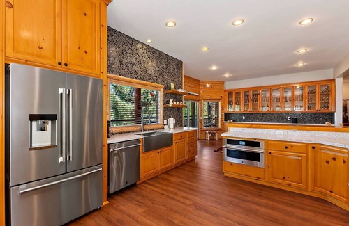 Castle Glen Estates Cabin | Windsong Retreat by Destination Big Bear : Luxurious! Panoramic Views! Central A/C! Hot Tub! Internet! Master Suite! Game Table! Lake Views!