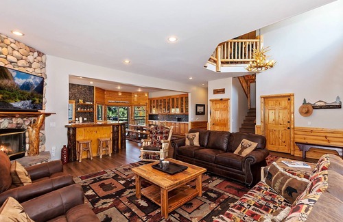 Castle Glen Estates Cabin | Windsong Retreat by Destination Big Bear : Luxurious! Panoramic Views! Central A/C! Hot Tub! Internet! Master Suite! Game Table! Lake Views!