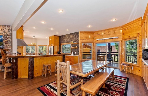 Castle Glen Estates Cabin | Windsong Retreat by Destination Big Bear : Luxurious! Panoramic Views! Central A/C! Hot Tub! Internet! Master Suite! Game Table! Lake Views!