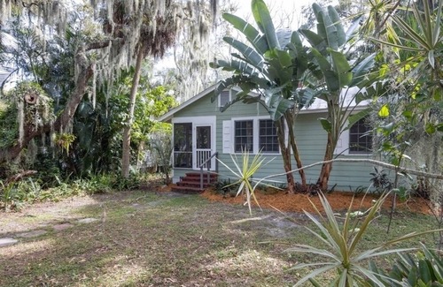Indian Beach Sapphire Shores House | Windsor Bungalow Retreat- come for work and relaxation