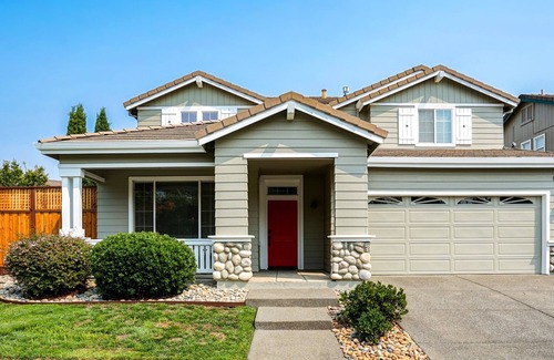 Windsor House | Windsor home on golf course w/hot tub