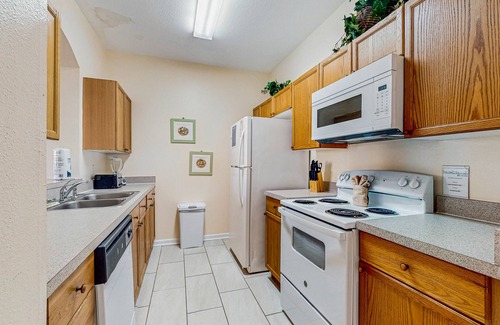 Windsor Palms House | Windsor Palms townhome with WiFi, AC, screened patio, pool, hot tub, & tennis