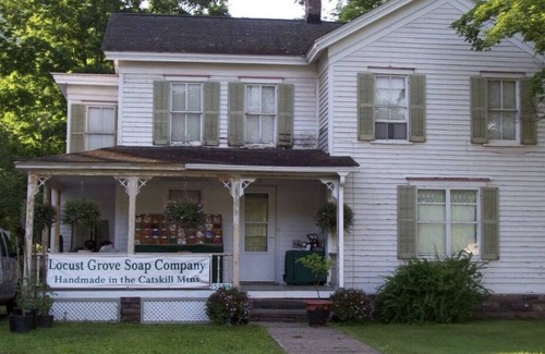 Roxbury House | Windswept Cottage - Close to skiing, wedding venues, & hiking!